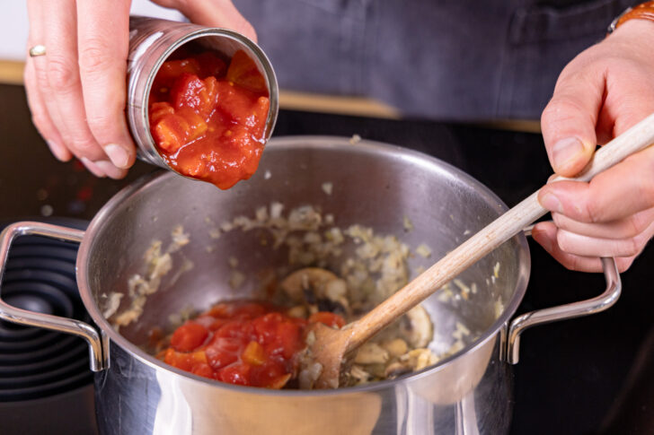 Tomaten dazugeben