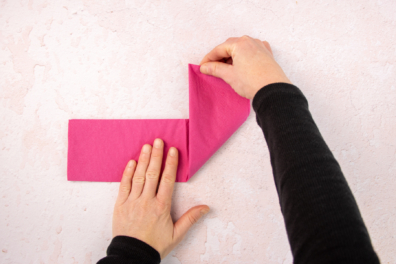 Herzform entsteht durch Falten der Stoffserviette