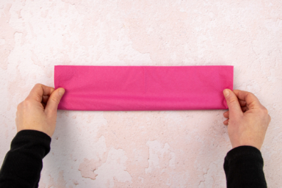 Papierserviette für Serviettenherz zu einem Streifen falten