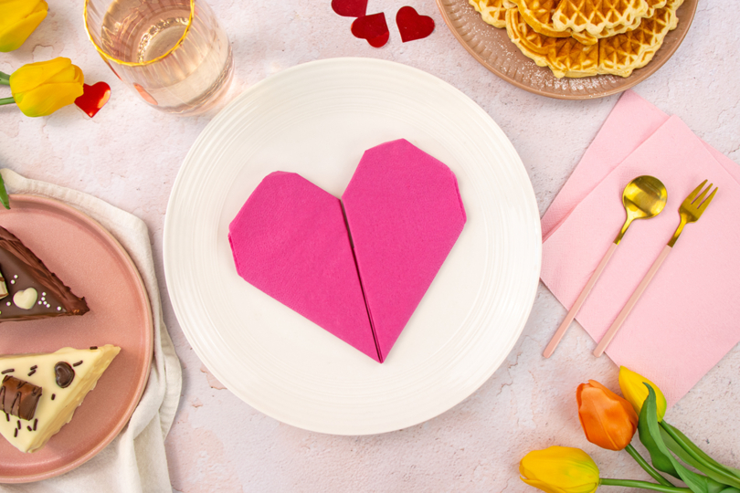 Herz aus Serviette falten - Tischdekoration zum Valentinstag