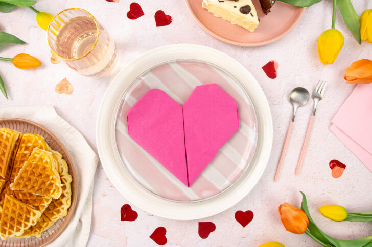 Herz aus Papierserviette als Tischdeko zum Valentinstag