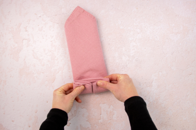 Unterkante der Stoffserviette nach oben rollen