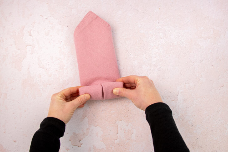 Serviette von unten aufrollen