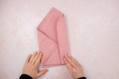 Rechte Außenseite der Stoffserviette zur Mitte falten