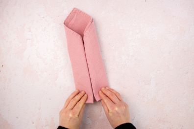 Außenseiten der Stoffserviette zur Mitte gefaltet