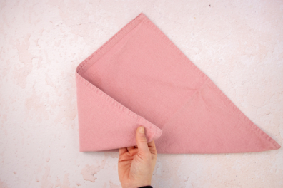 Linke Serviettenspitze nach innen falten