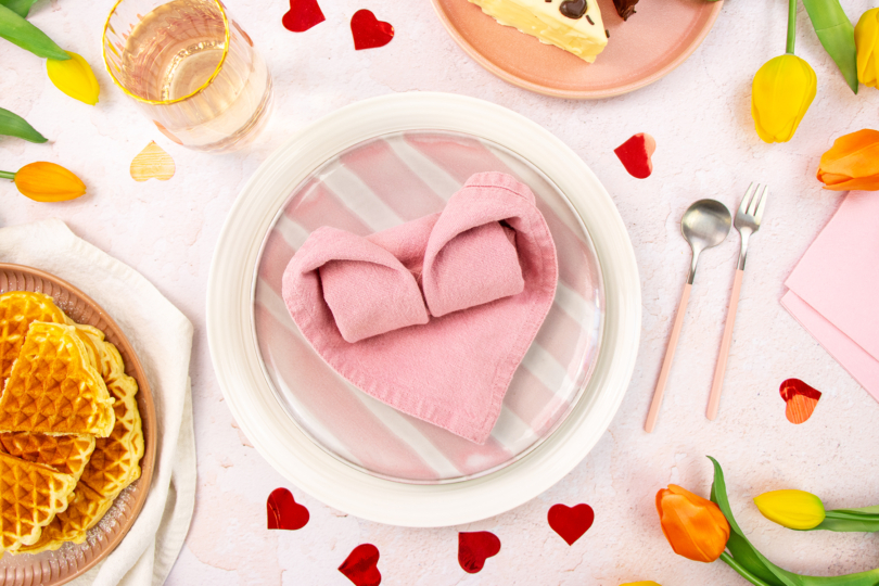 Herz aus Stoffserviette - romantische Tischdekoration für Valentinstag