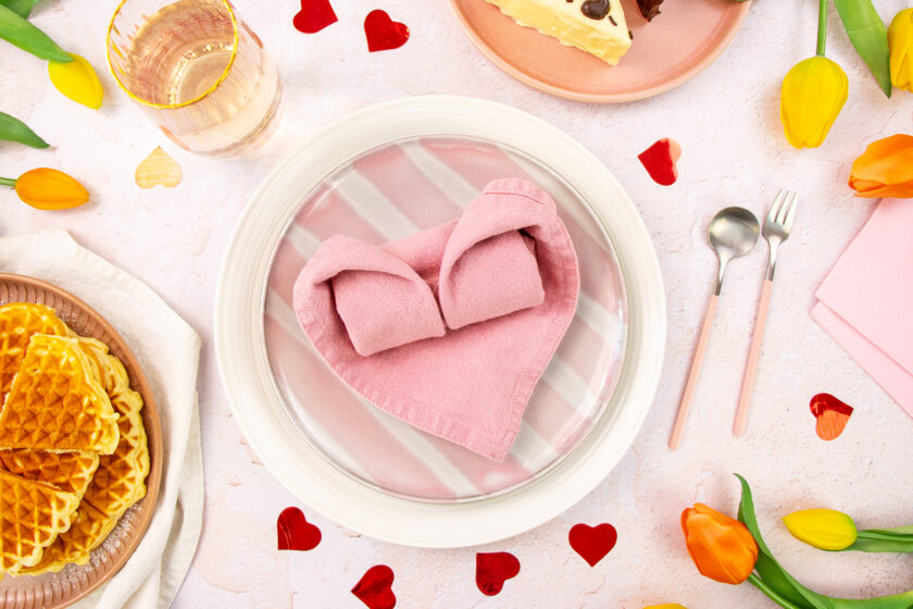 Herz aus Stoffserviette - romantische Tischdekoration für Valentinstag