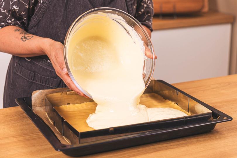 Käsekuchemasse auf den Boden geben