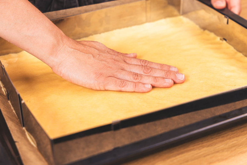 Teig als Boden andrücken