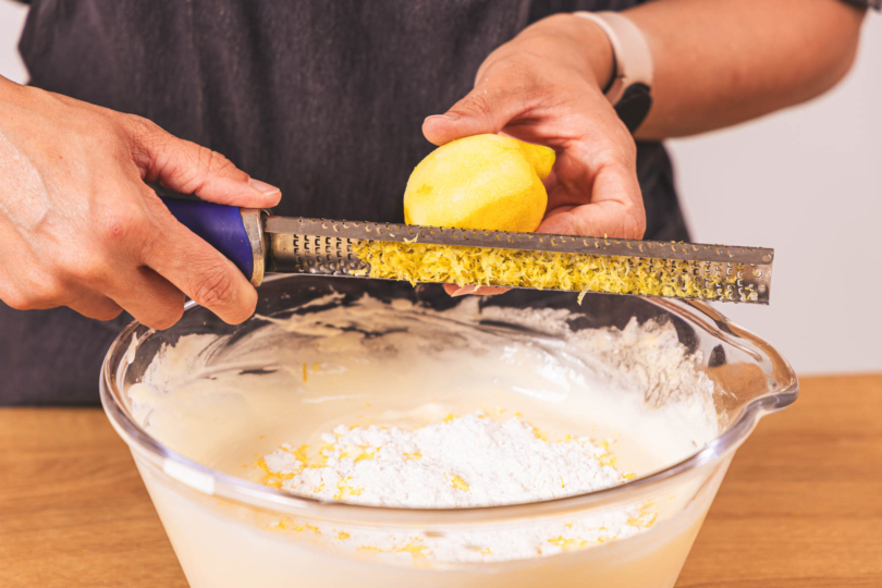 Zitronenschale zur Käsekuchenmasse reiben