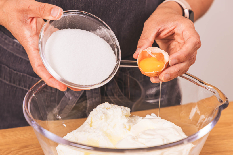 Zucker und Ei zum Schmand und Quark geben