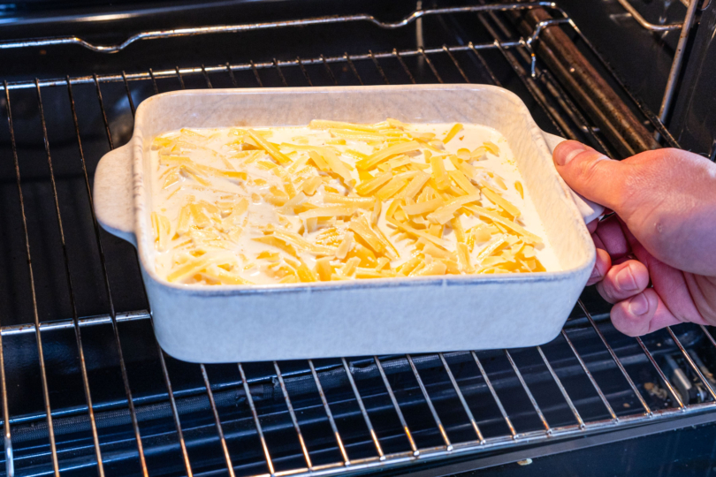 Kartoffelgratin in den Ofen schieben