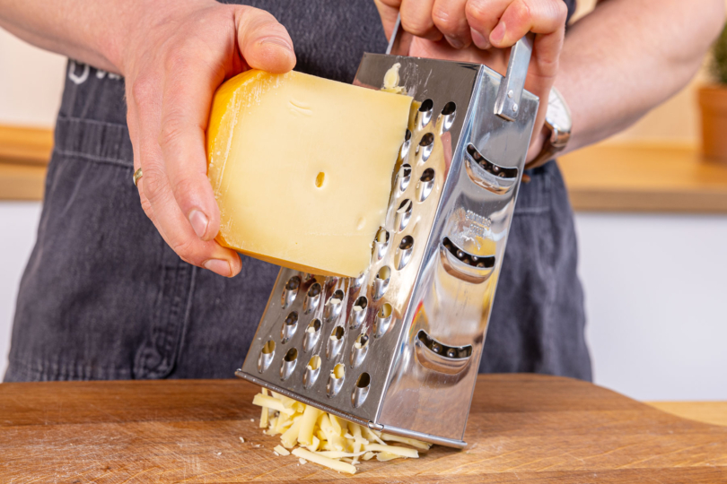 Käse reiben