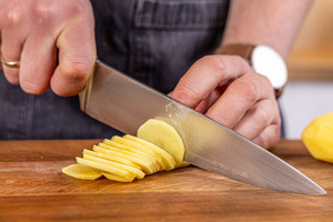 Kartoffeln in Scheiben schneiden