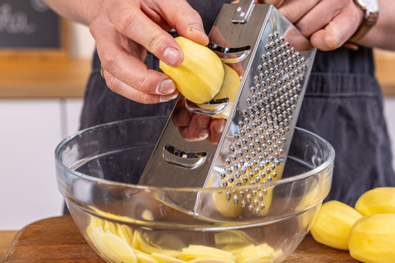 Kartoffelscheiben reiben