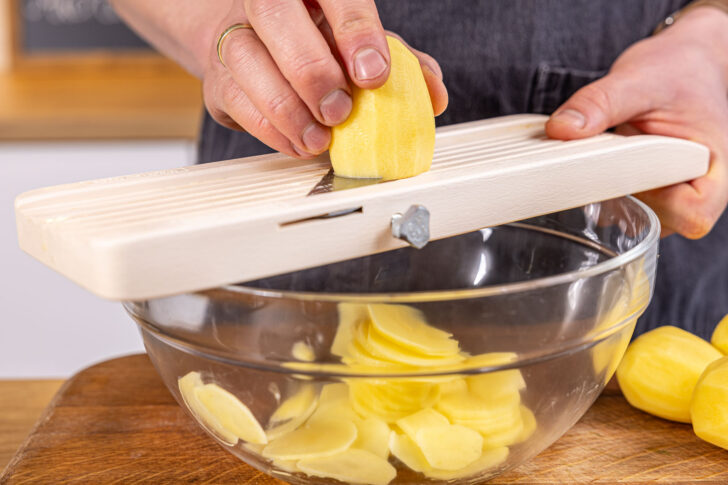 Kartoffelscheiben gleichmäßig reiben