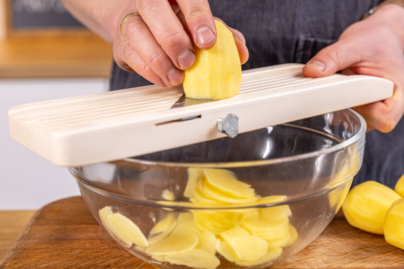 Kartoffelscheiben gleichmäßig reiben