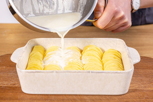 Sahnesauce verteilen