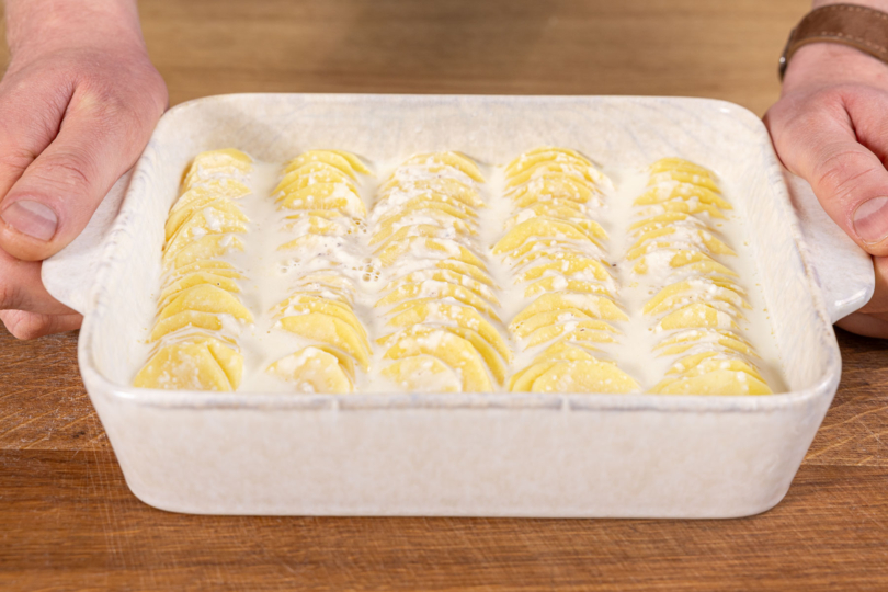 Kartoffelscheiben gleichmäßig bedecken