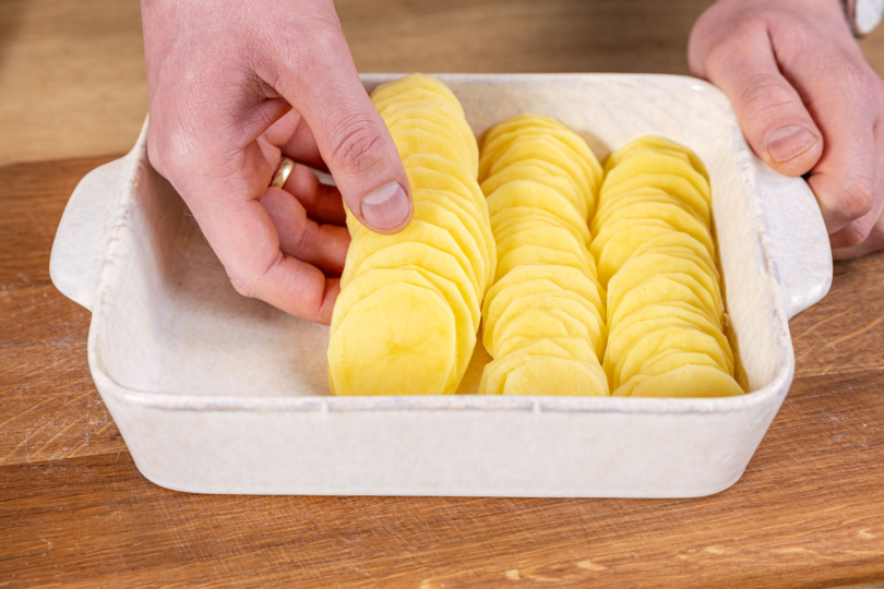 Kartoffelscheiben schichten