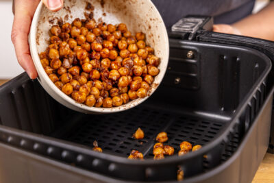 Kichererbsen in den Frittierkorb geben