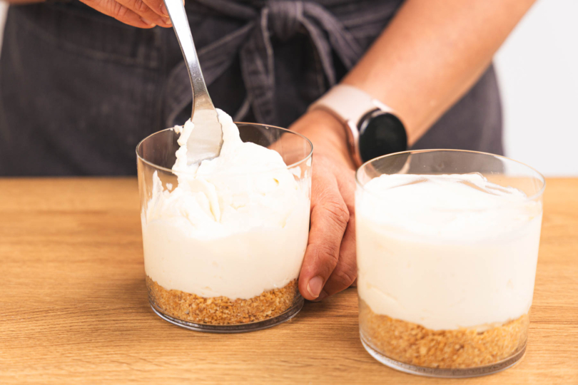 Dessertcreme ins Glas auf den Boden füllen
