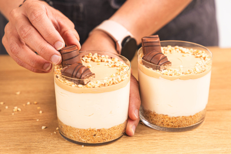 Kinder-Bueno-Dessert im Glas dekorieren