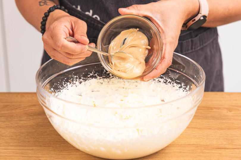 Haselnusscreme zur Creme geben