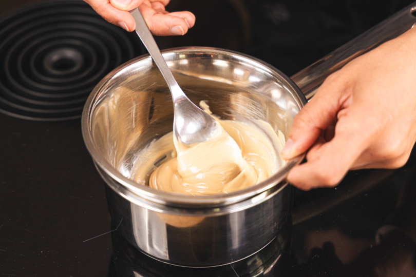 Haselnusscreme über dem Wasserbad schmelzen