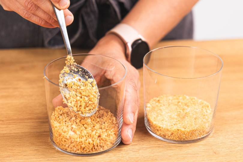 Keksboden ins Glas füllen