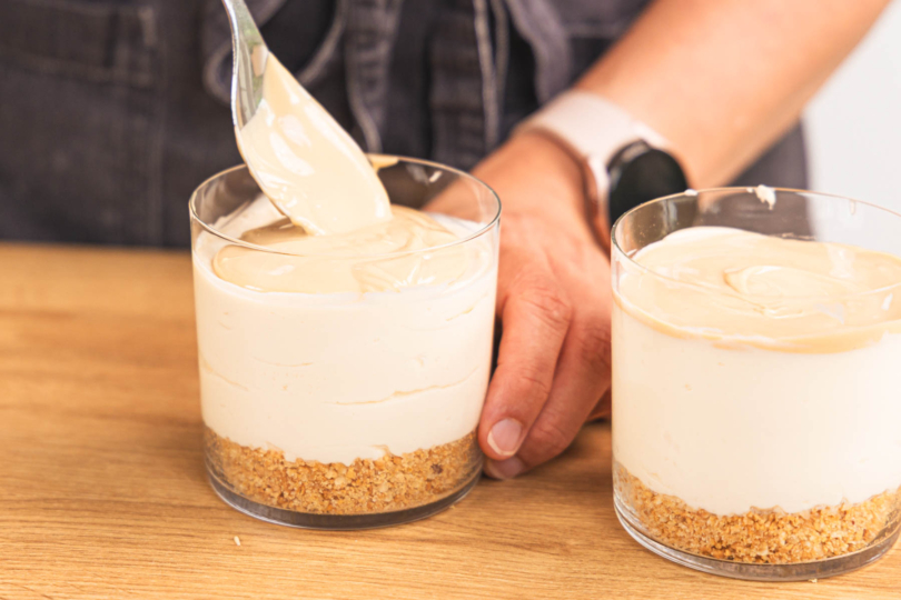 Kinder-Bueno-Dessert mit der Haselnusscreme toppen