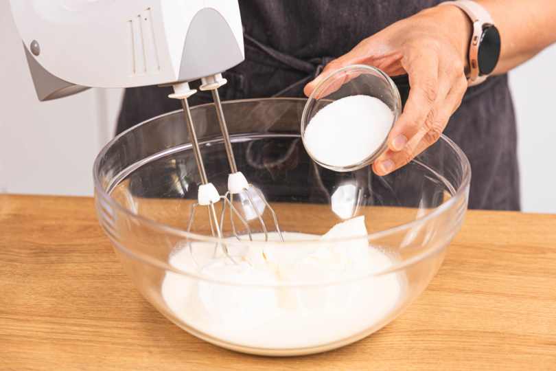 Zucker zur Sahne und Frischkäse geben