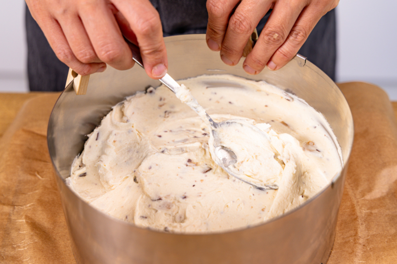 Creme auf Keksboden verstreichen