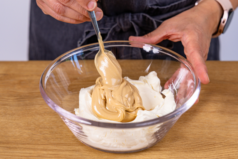 Frischkäse und Haselnusscreme vermengen