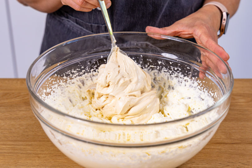 Frischkäse zur aufgeschlagenen Sahne-Mascarpone-Creme geben