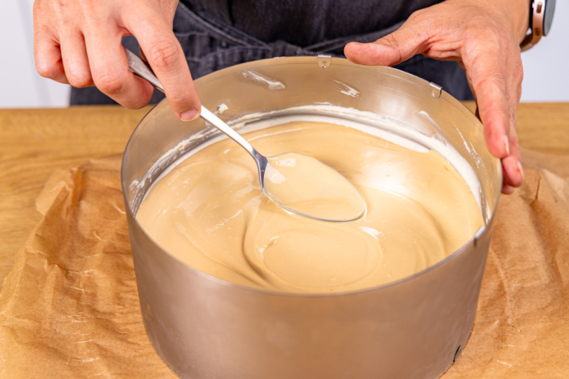 Haselnusscreme auf Tortencreme verstrichen