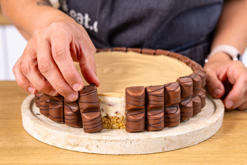 Kinder-Bueno-Riegel am Rand der Torte anrbingen