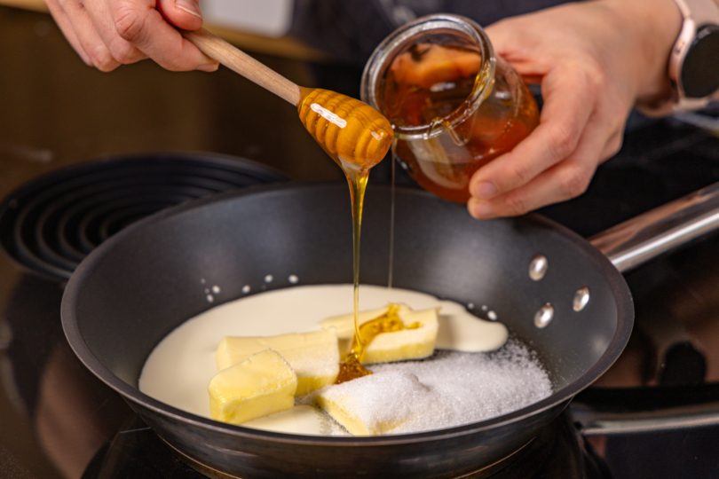 Butter mit Zucker und Honig in PFanne schmelzen