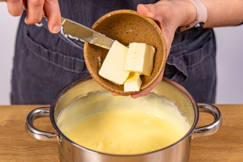 Butter in Vanillepudding geben