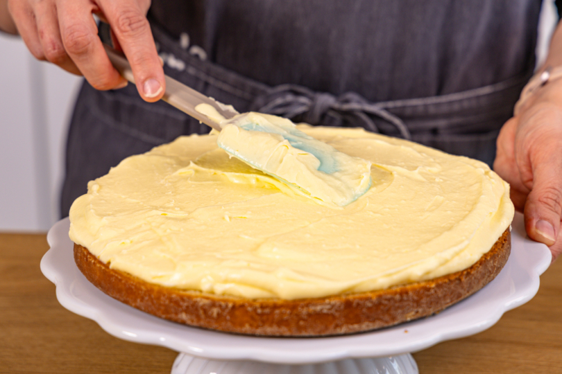 Vanillecreme auf Tortenboden verstreichen