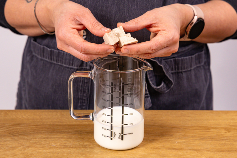 Hefe in lauwarmer Milch auflösen