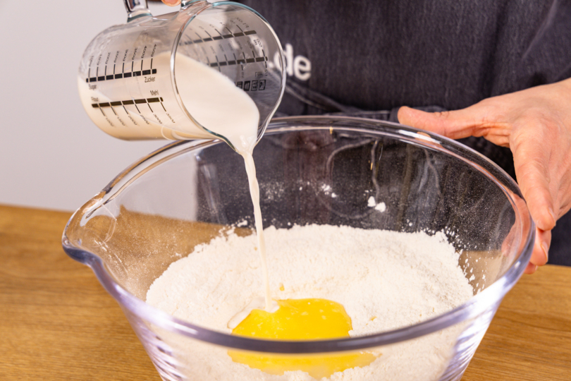 Hefemilch zu Mehl und BUtter geben