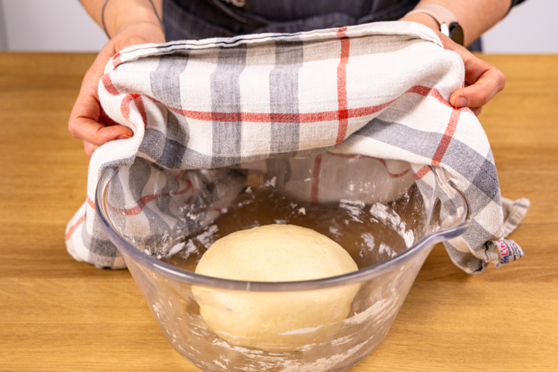 Hefeteig abgedeckt gehen lassen