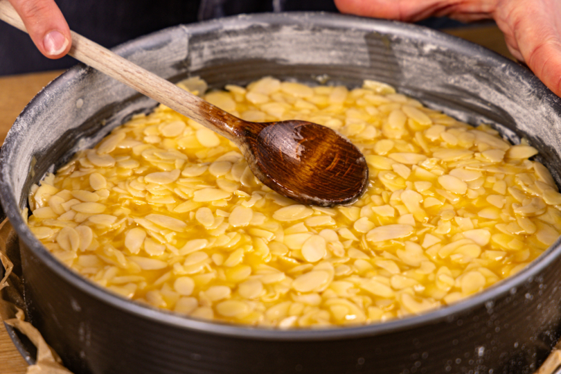 Mandeltopping auf Hefeteig gleichmäßig verstreichen