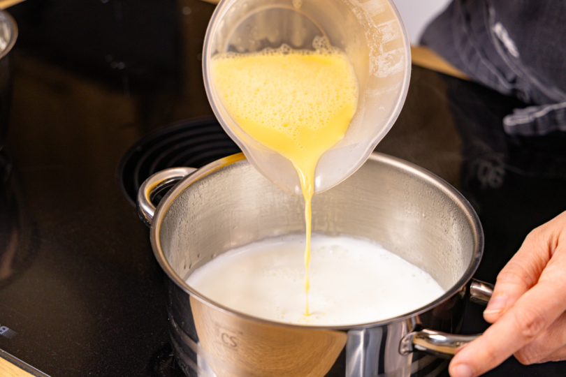 eingerührtes Puddingpulver in heiße Milch geben