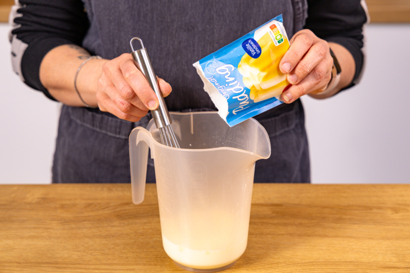 Puddingpulver in etwas Milch einrühren