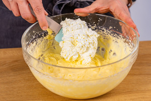 Sahne unter Pudding heben