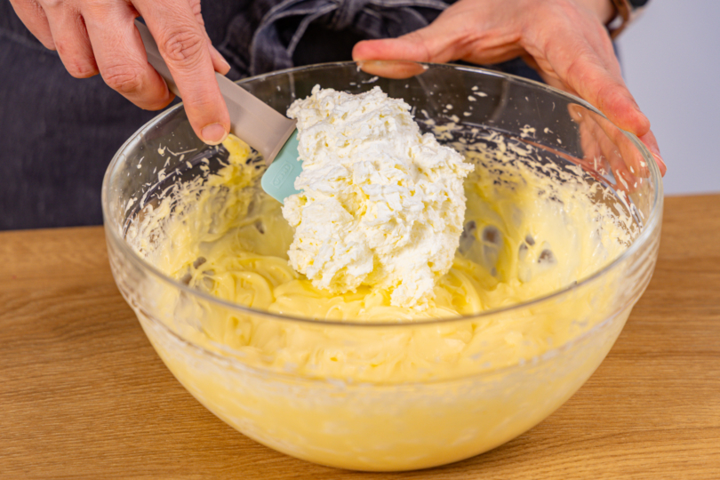 Sahne unter Pudding heben