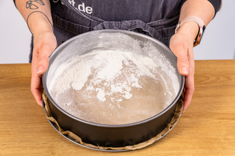 Springform mit Mehl bestäuben